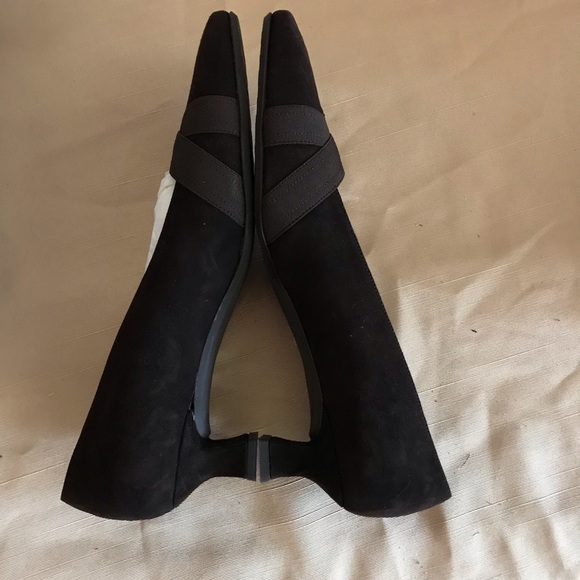 New Stuart Weitzman ‘Scotch’ suede heels. - Picture 2 of 6